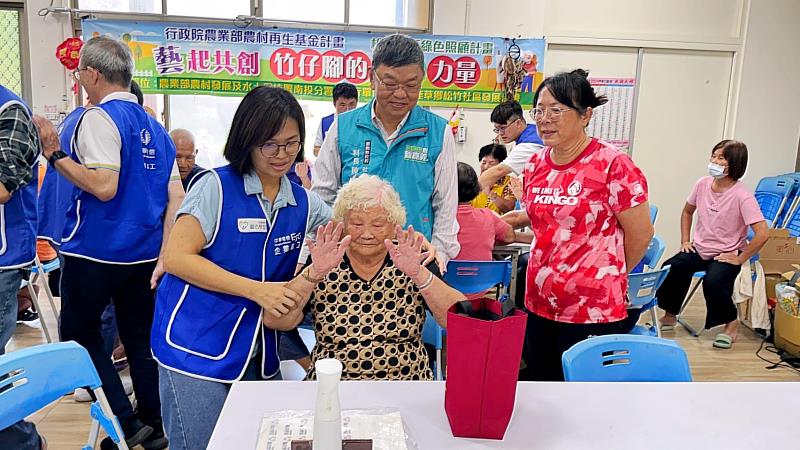 縮減嘉義縣數位落差 中華電信數位課程帶領長者善用科技
