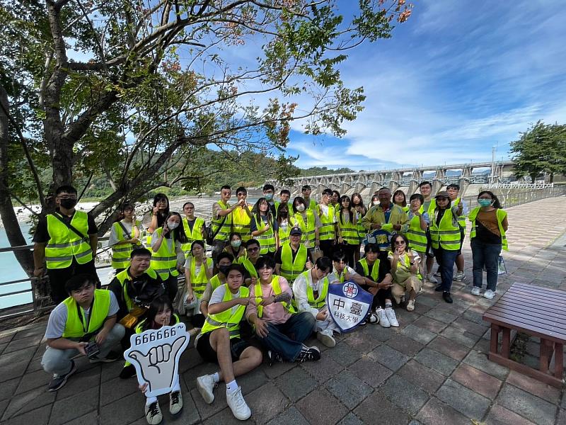 中臺科大師生前往石岡水壩尋找葫蘆墩圳水源