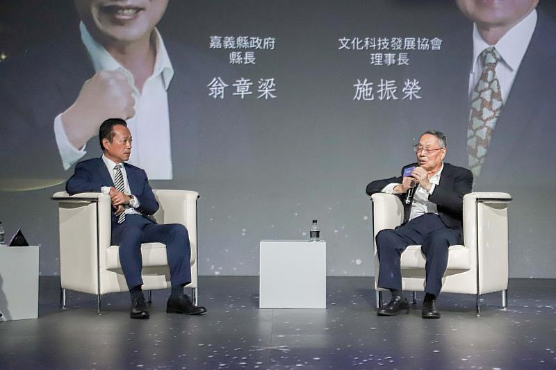 「CulTech+1」競賽頒獎,翁章梁與施振榮攜手簽訂人才培育MOU-2