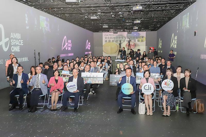「CulTech+1」競賽頒獎,翁章梁與施振榮攜手簽訂人才培育MOU-2