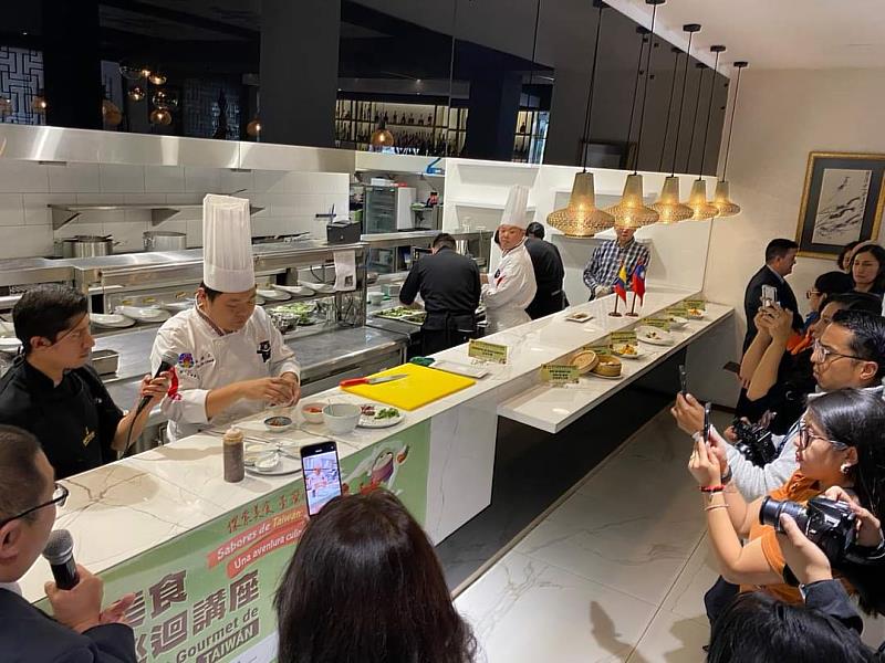 林繼正廚藝老師在王廟餐廳記者會介紹菜餚