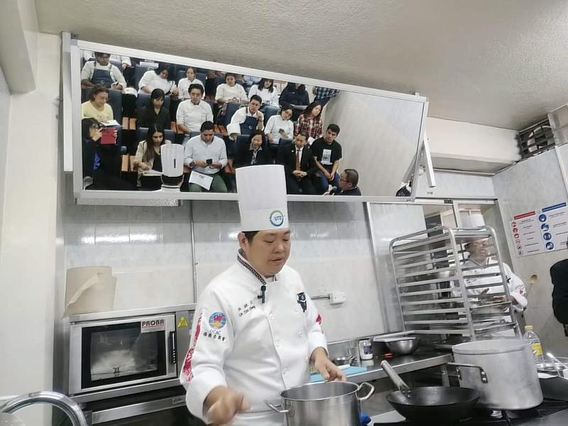 林繼正廚藝老師在春分科技大學(UTE)進行廚藝教學