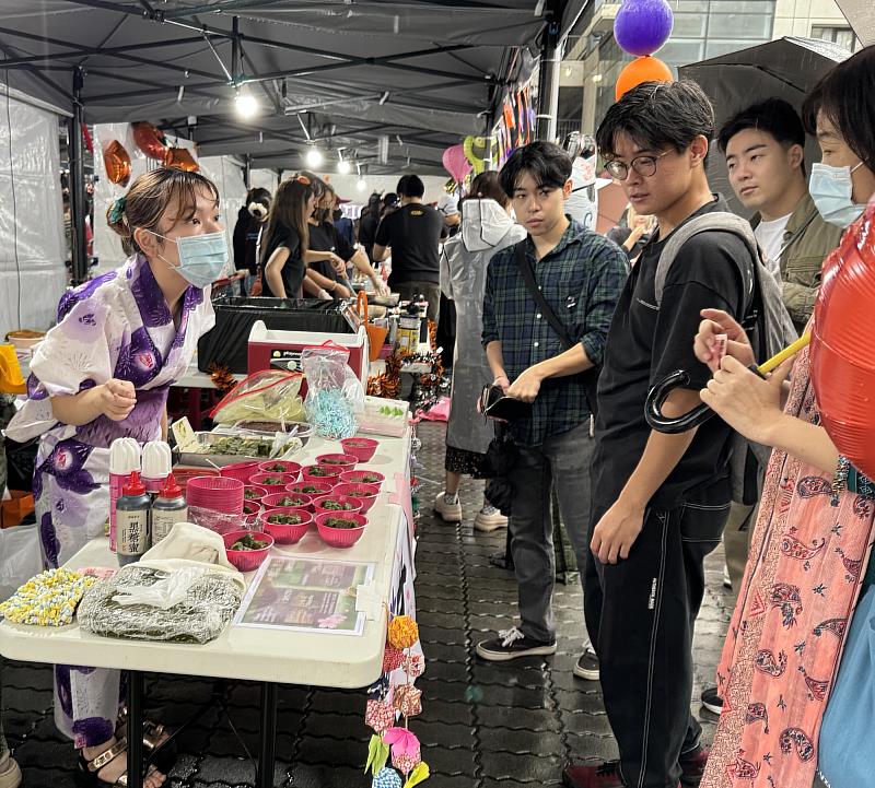 來自不同國家的國際生,精心準備家鄉的特色美食,讓元智師生有機會品嚐異國美食