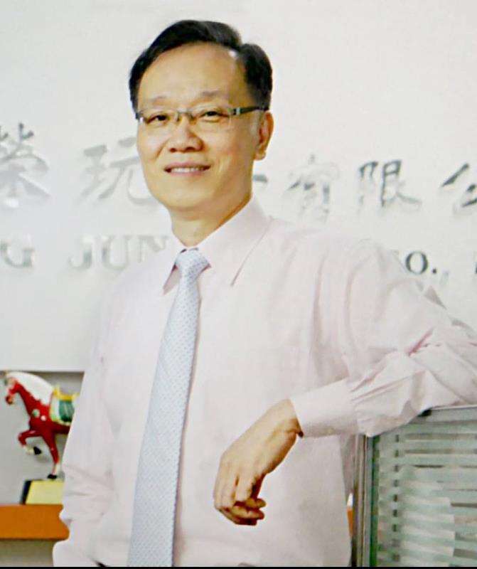 游仲堅接棒父親創立的事業,四十年來秉持「製造玩具、創造歡笑,營造孩子未來」的理念,萬榮國際透過轉型與多元經營,成為國內最具規模與競爭力的企業。