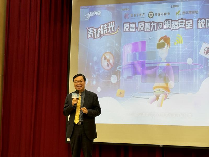 廖慶榮校長勉勵學生在大學階段培養正向的興趣、豐富自我、追求夢想,並以健康積極的態度迎接未來挑戰。