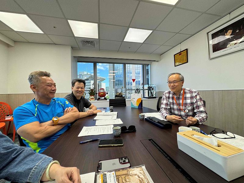 沈中元教授(左一)與游仲堅董事長(右)是多年好友,兩人默契十足將攜手倡議「玩聚學習、快樂共融」的創新模式,讓教育融入「玩中學,學中玩」的「Play & Study」理念,強調寓教於樂,讓孩子們在快樂中吸收知識、激發創意。