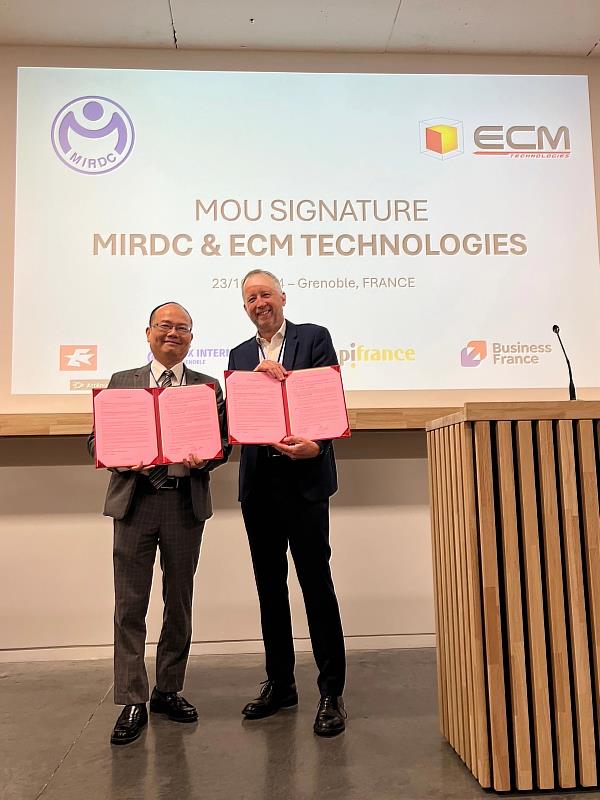 雙方MOU簽署合照(左:金屬中心賴永祥執行長;右:法國ECM總經理Yvan TROUILLOT)