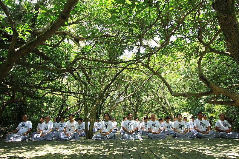 在靈鷲山森林大禪堂體驗坐禪。（圖由靈鷲山佛教教團提供）