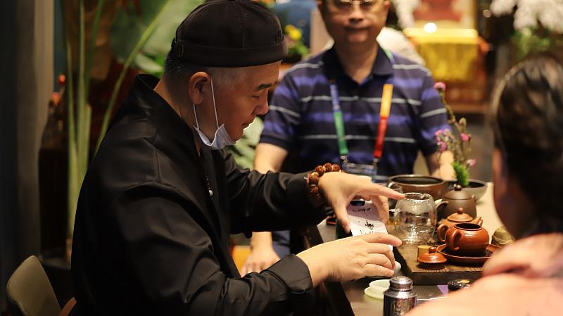專業老師示範泡茶,品茗享受「茶禪一味」。(圖由靈鷲山佛教教團提供)