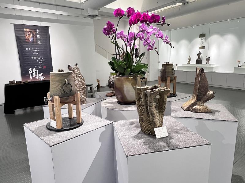 「燒炭窩九號柴燒窯夥伴聯展──圓一個夢」於美術館001-002展廳展出,本次展覽由郭俊成、陳闌美及王源堂三位志同道合的夥伴一同聯展,作品包含生活陶、禽鳥與花器創作等,淋漓盡致展現柴燒之美。