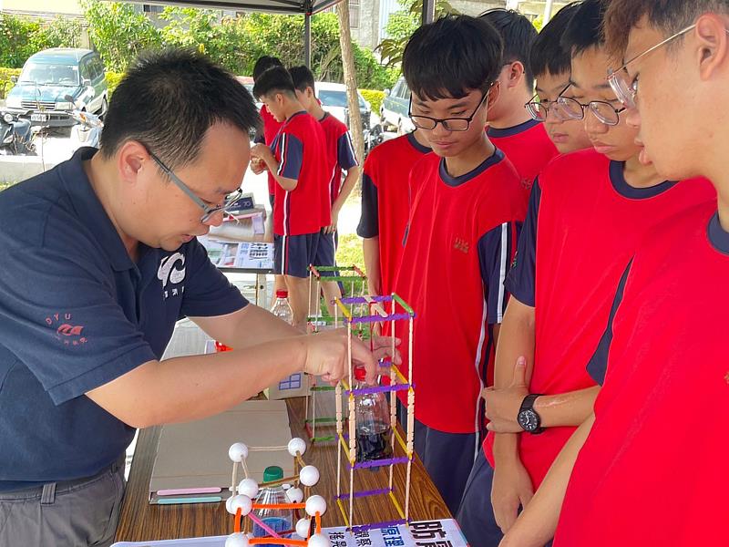 大葉大學消防學程周中祺主任(左)介紹防震原理