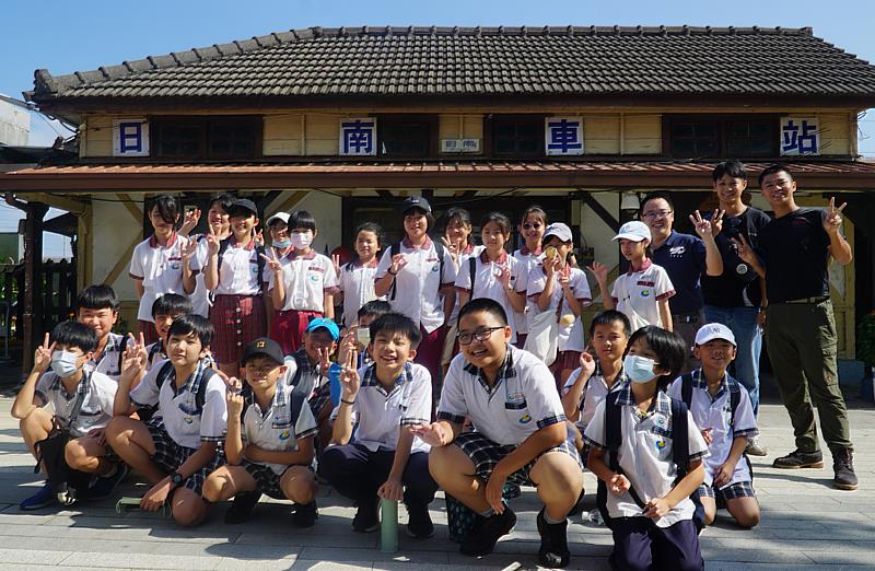 臺灣科普環島列車來到日南車站，大葉大學師生帶小朋友玩科普