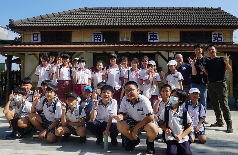 臺灣科普環島列車來到日南車站,大葉大學師生帶小朋友玩科普