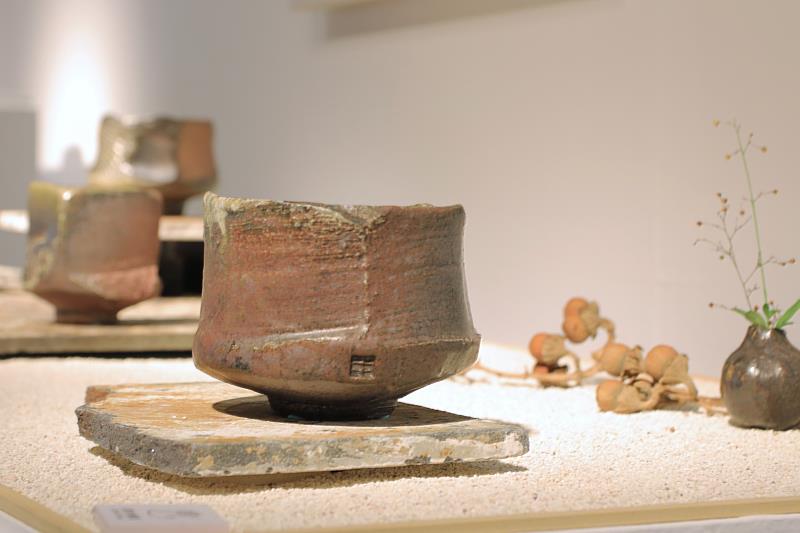 「一碗人情—歐長坤(歐鐵)茶碗展」,54組件茶碗各有獨特形制,即日起至11月10日於陶博館B1陶藝長廊展出。