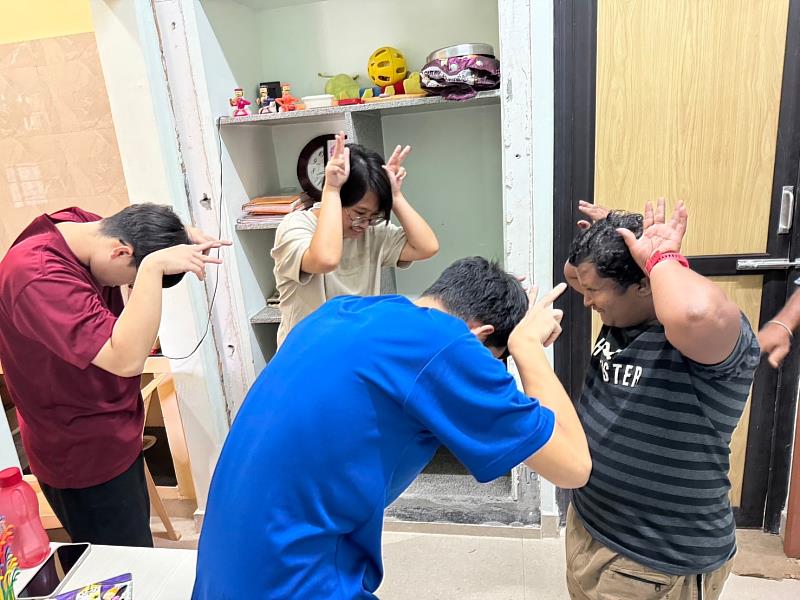亞大社工系同學,帶領個案進行身體律動,認識各種動物。