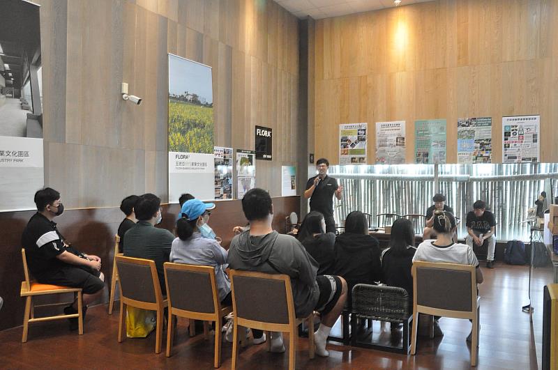 南華大學產設系學生至互若亞竹產業園區進行場域學習，周提總經理介紹園區環境與工作內容。