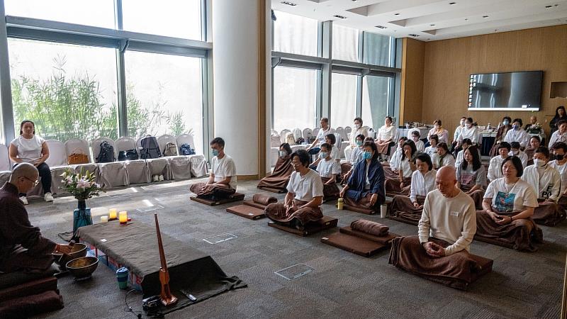 法師藉由頌缽的聲響，引導學員靜心。（圖由靈鷲山佛教教團提供）