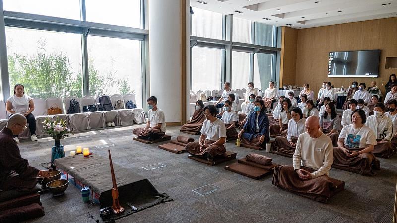 法師藉由頌缽的聲響,引導學員靜心。(圖由靈鷲山佛教教團提供)
