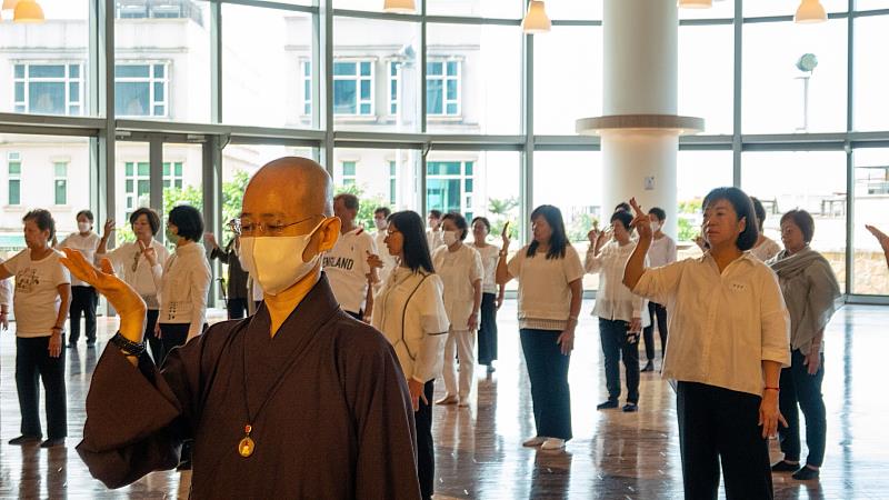 法師教授平安功法。(圖由靈鷲山佛教教團提供)