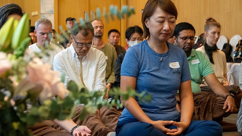 學員體驗坐禪,聆聽寂靜。(圖由靈鷲山佛教教團提供)