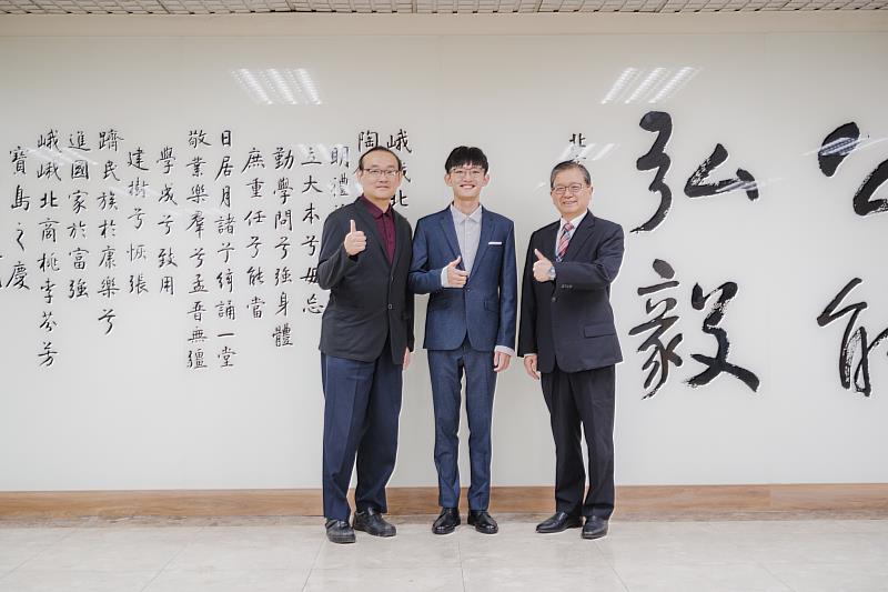 會資系系主任李興漢(左)表示,黃裕同學的成就,是印證學校育才「專業與實務並重」的最佳體現。