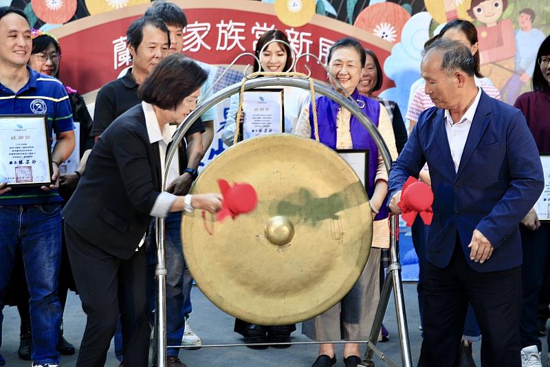 林姿妙縣長、博物館家族協會簡英俊理事長及多位家族館代表，共同敲響「林午鐵工廠」的國寶工藝銅鑼。.jpg