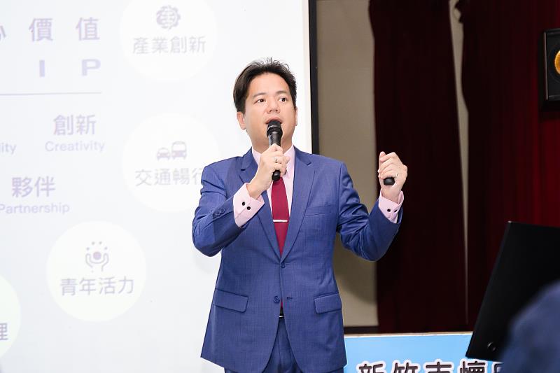 邱臣遠代理市長深入鄰里報告市政進度。