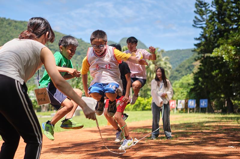 2023年銅門國小夏校，黃妤潔與小朋友的運動會