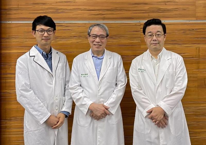 榮獲國科會「2024未來科技獎」的中國醫藥大學附設醫院鄭隆賓講座教授(中)、徐偉成副院長(右)與江智聖研究員。