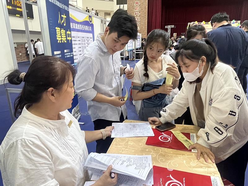 搭建外籍生就業平台 嘉義縣辦理外籍生就博會