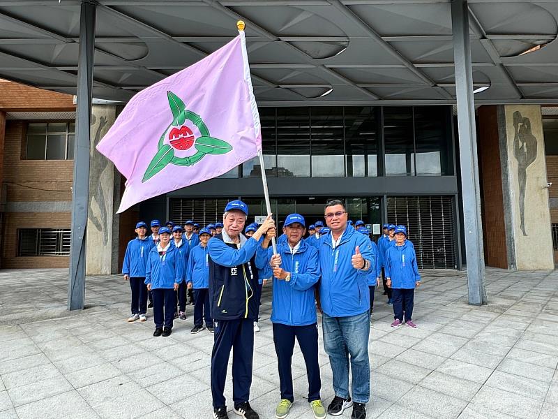 新竹市教育處長林立生代表代理市長邱臣遠在新竹市立體育館前為竹市代表隊授旗