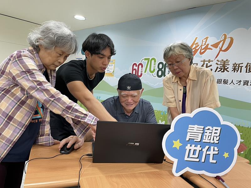討論海報主題時,銀髮學員也以工作經驗回饋企劃內容撰寫的方向及細節,青銀間互相學習m.jpg