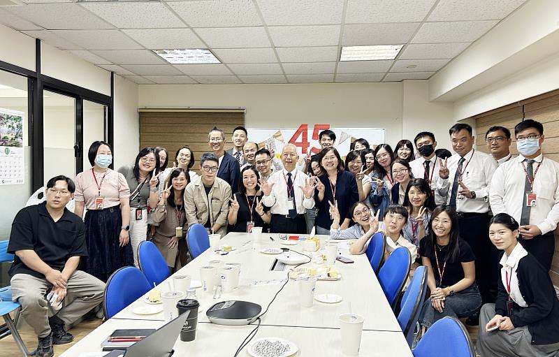 勤億蛋品科技迎來創立45周年生日，創辦人暨董事長古榮海（中）與員工一同熱鬧慶祝。（資料來源：勤億蛋品科技）