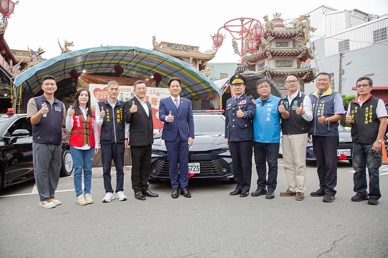 竹蓮寺捐贈竹市警察局巡邏車2輛及偵防車1輛活動合照