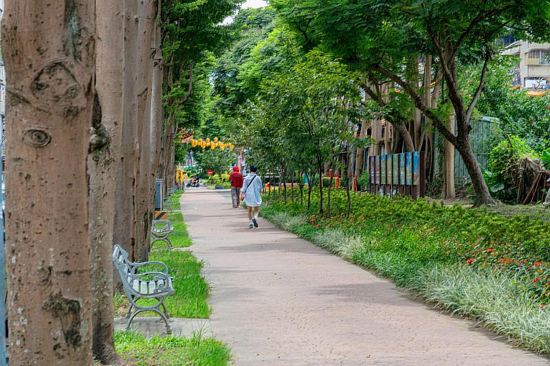 這座公園綠帶上屬於都會型的景觀廊道，兼具生態、美感與友善的路廊空間，漫步其中也能讓人心曠神怡