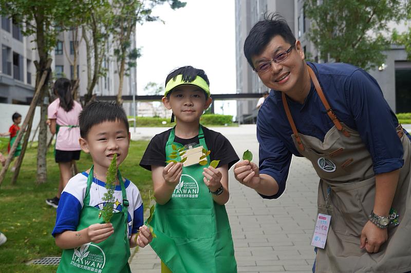 Huang Jui-Jen (right), founder of嚮起應用股份有限公司taught the children how to use readily available natural materials to create sustainable DIY crafts.