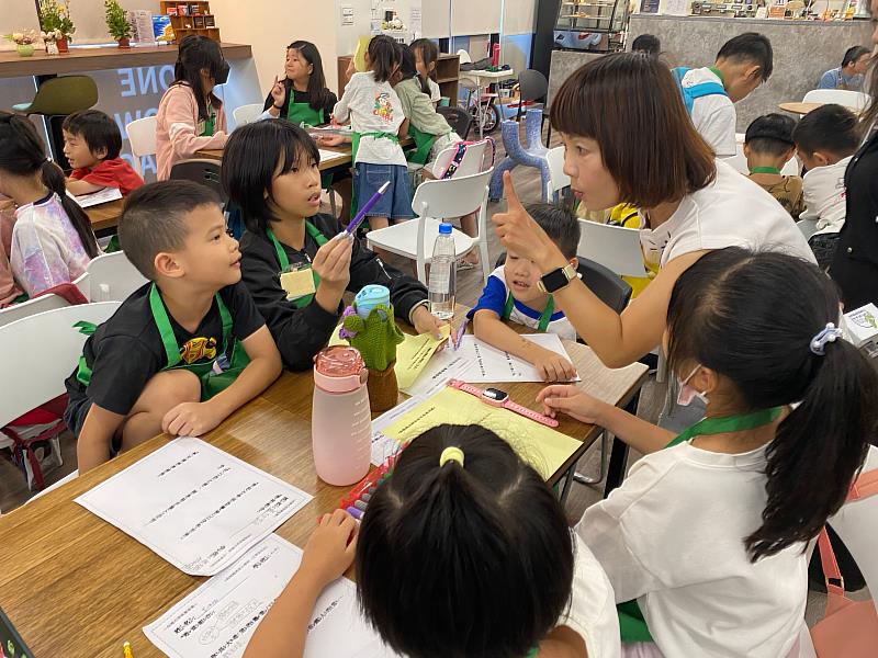 Dr. Chiang Chi-Yun, a parenting finance education author, used interactive teaching methods to cultivate good money management habits in the children.