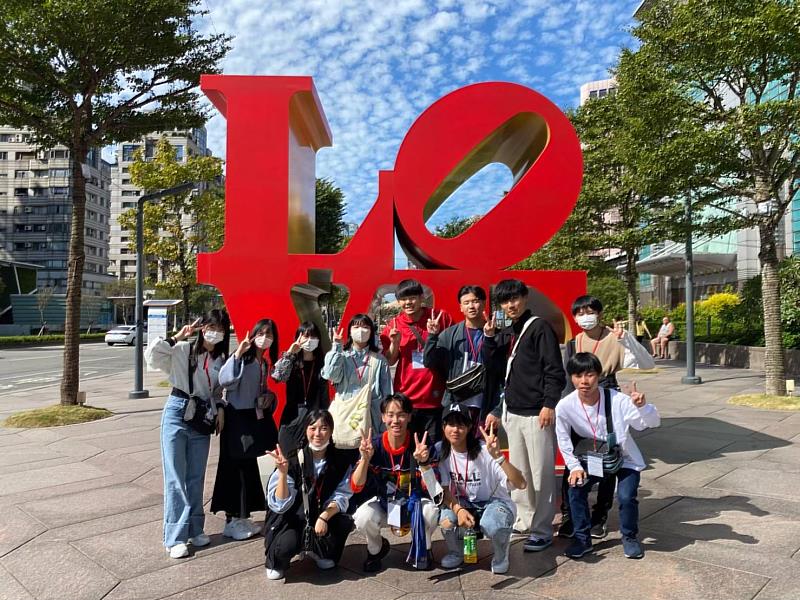 景文科大旅遊系學生化身台北導遊 帶領日本高中生探索城市魅力。