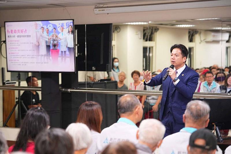 代理市長邱臣遠市政宣導，並向民眾預告市府各項活動