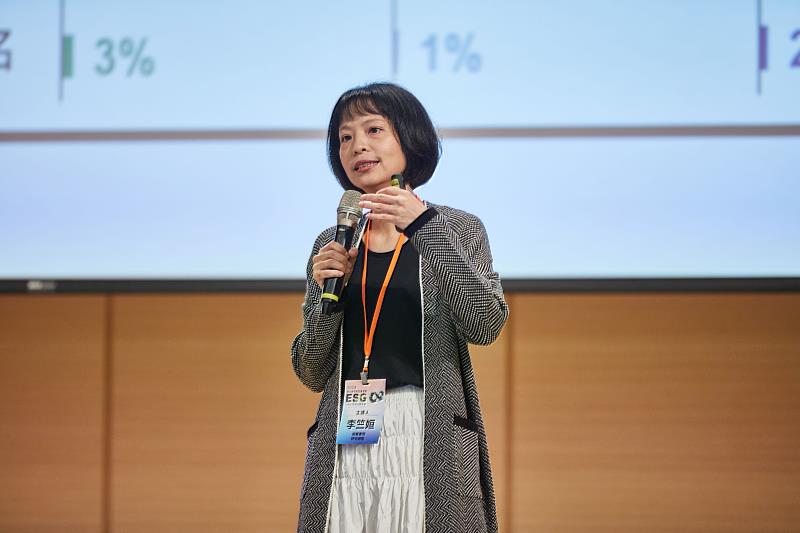 信義書院李竺姮研究總監分享ESG調查結果,調查顯示大、中、小型企業關注ESG程度高,但關注動機則大不相同(圖片來源:政大商學院信義書院)