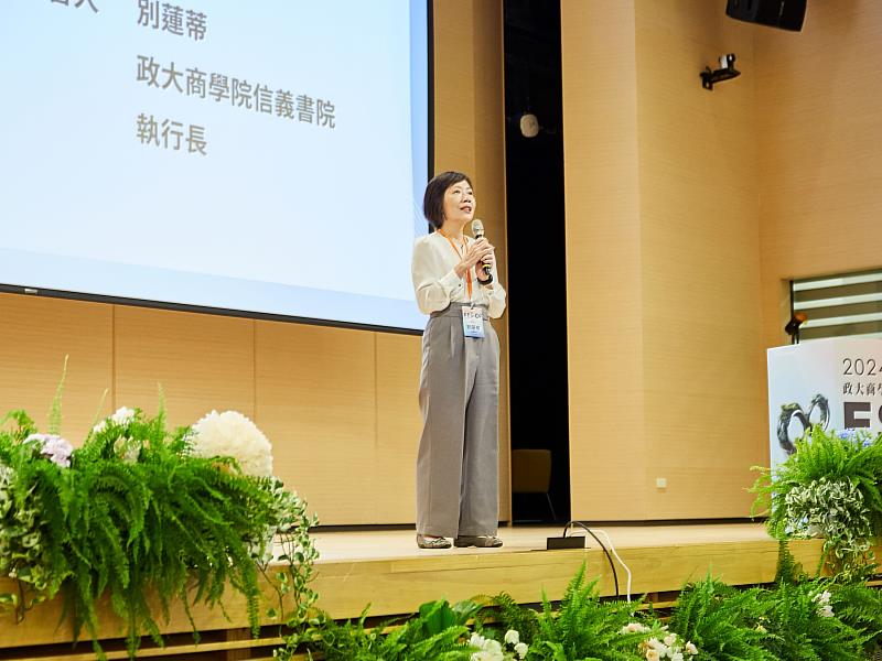 信義書院別蓮蒂執行長談及ESG調查問卷回收過程不易,超過600份企業填答全賴共同倡議夥伴大力支持與推動。(圖片來源:政大商學院信義書院)