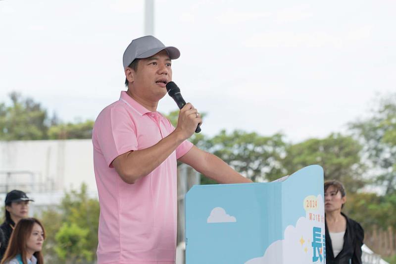 代理市長邱臣遠為選手加油打氣,祝福長輩健康快樂、幸福呷百二