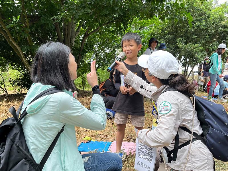 參與活動的小朋友開心分享一起整理堆疊枝條給小生物們棲息場所非常有趣