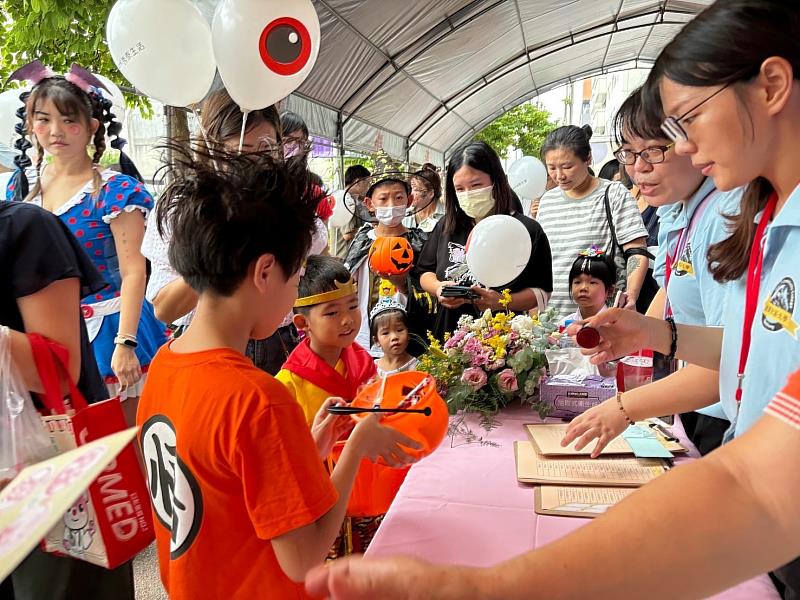 家長與孩子們共同參與闖關活動