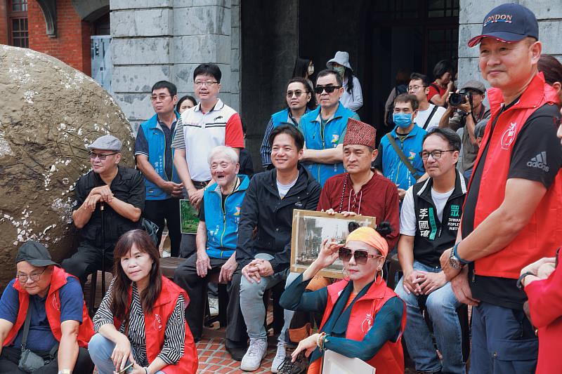 代理市長邱臣遠(中排左3)與寫生日發起人姚植傑藝術家(中排左4) 及李國璋議員與美術團體合影。