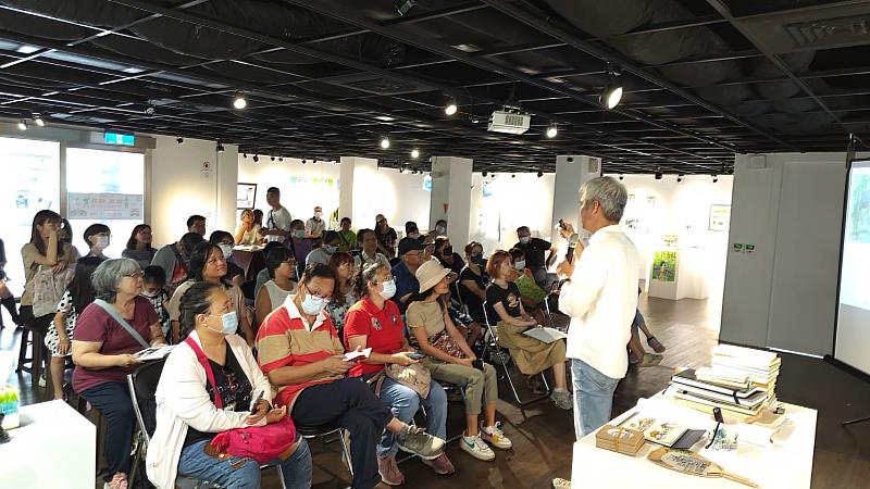 陳永源老師分享帶著畫筆去旅行講座,場面熱絡。