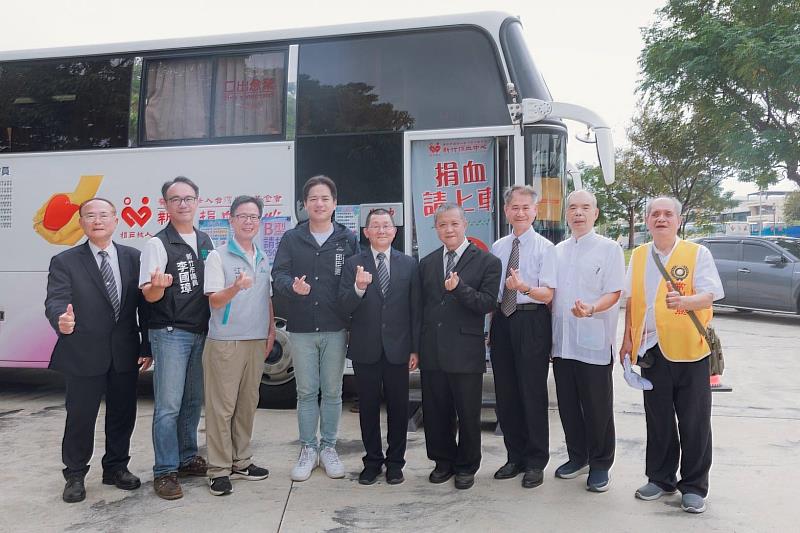 代理市長邱臣遠與貴賓在捐血活動前合照，未來希望藉此環境教育，讓更多市民參與，面對地球的威脅和挑戰，盡一份心力。
