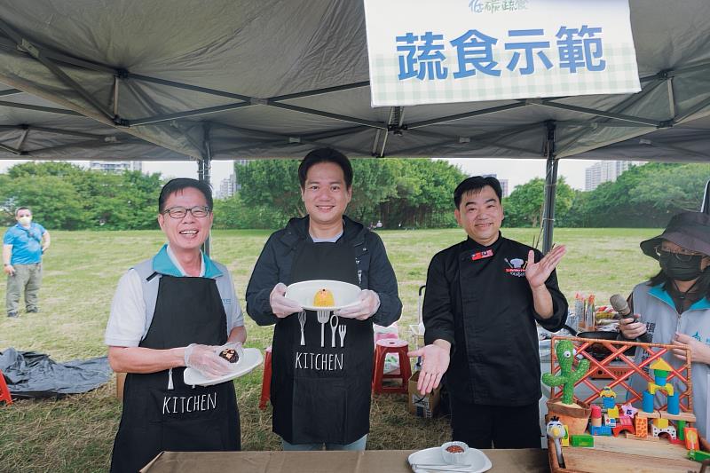 活動現場特別邀請中華大學的老師潘崑宏與邱代理市長以及陳局長共同示範「食染怒鳥飯糰」的蔬食料理。