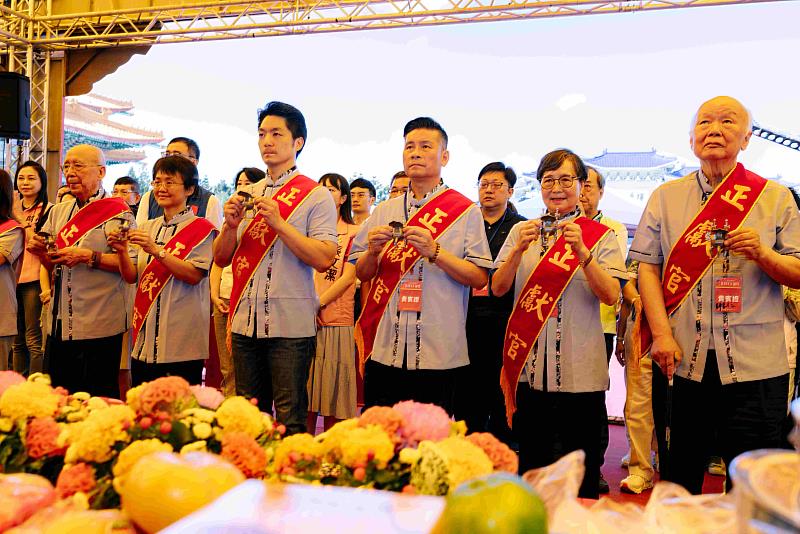 古主委與蔣市長等向義民爺上香祭拜