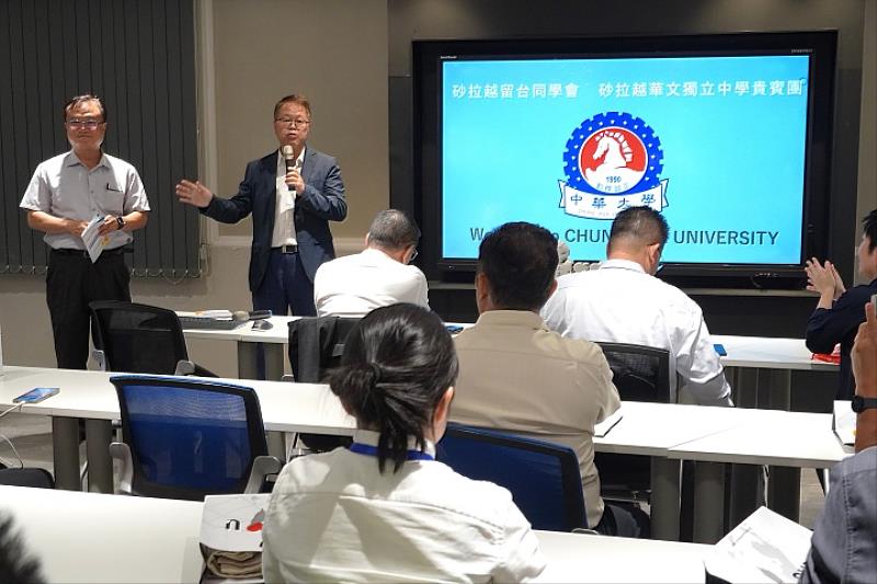 圖／中華大學游坤明及解鴻年副校長親自導覽校園，讓貴賓能快速了解校內辦學特色。